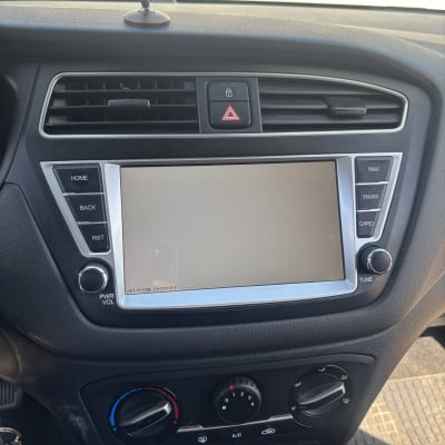 מערכת מולטימדיה ברכב עם מסך במצב שחזור