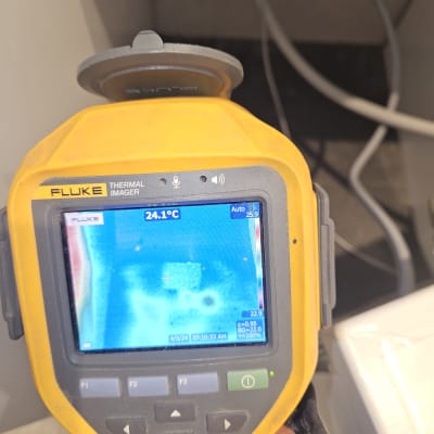 מצלמה תרמית פלוק מציגה תמונת חום על מסך
