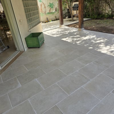 ריצוף חדש במרפסת עם אריחים בהירים