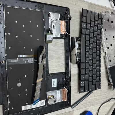 פירוק מחשב נייד עם מקלדת מנותקת וכלים