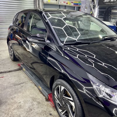 רכב מבריק לאחר דיטיילינג במוסך מקצועי