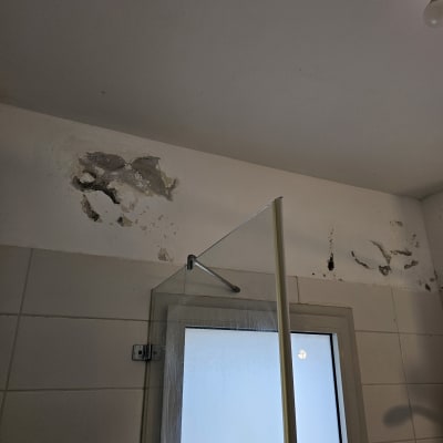 קיר עם קילופי צבע ותקרה לבנה