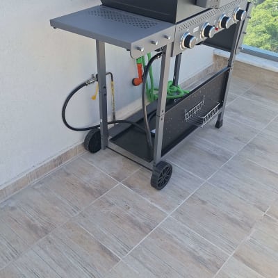 גריל גז על מרפסת עם צינורות מחוברים