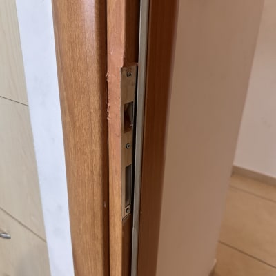 תקריב של דלת עץ עם מנעול