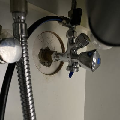 ברזים וצינורות מתחת לכיור במטבח