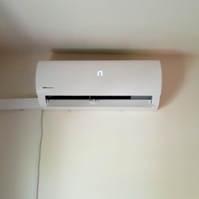 מזגן מותקן על קיר לבנים בחדר