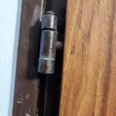 ציר דלת מתכת על דלת עץ