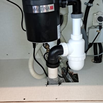 מערכת צנרת מתחת לכיור עם מסנן ומחברים