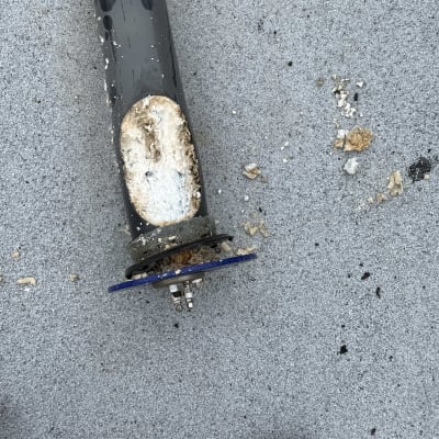 צינור עם חיבורים על גג, חלקי חומר מסביב