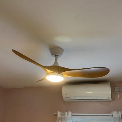 מאוורר תקרה ומזגן בחדר עם חלון