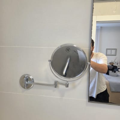מראה עגולה על קיר בחדר אמבטיה