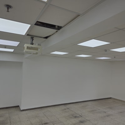 קירות ותקרה צבועים בלבן בחדר ריק