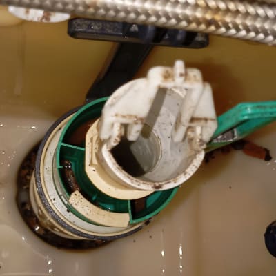 מנגנון פלסטיק בתוך מיכל שירותים עם מים