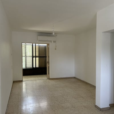 חדר ריק עם רצפה נקייה וקירות לבנים