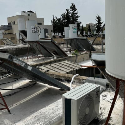 יחידת מיזוג אוויר על גג עם קולטי שמש