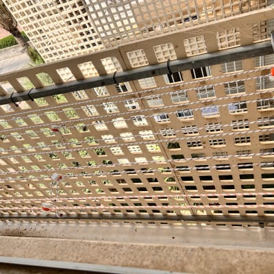 חבלים עם תפסנים כתומים על מתקן מתכת