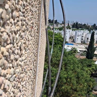 צינורות מיזוג אוויר על קיר חיצוני של בניין