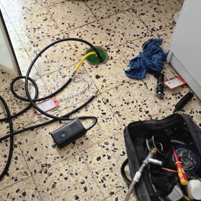 כלים וציוד לתיקון נזילות בחדר שירותים