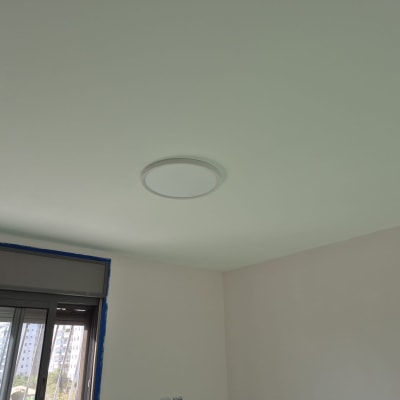 תאורה מותקנת על תקרה בחדר