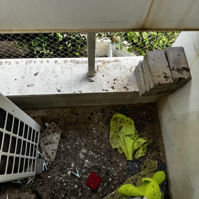 לכלוך על הרצפה, מטלית ירוקה, בלוקים, רשת מתכת