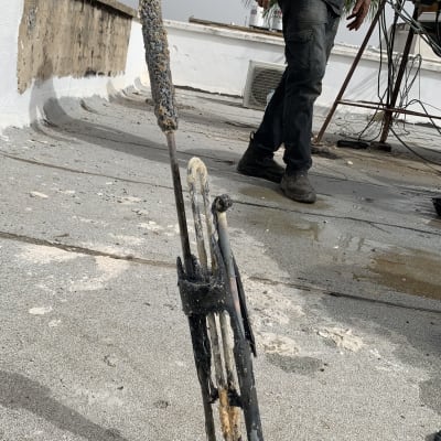 חלקי דוד שמש ישנים על גג עם אדם ברקע