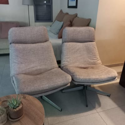 שני כיסאות מרופדים בצבע אפור בהיר