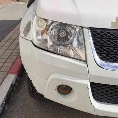 פגוש רכב לבן עם שריטות ונזק קל