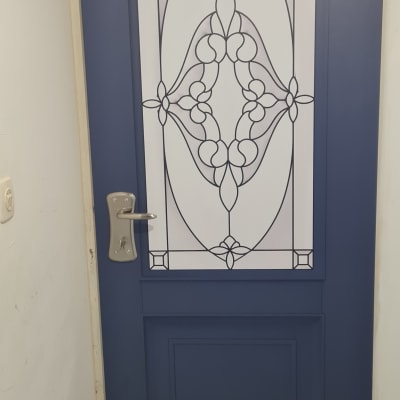 דלת כחולה עם עיטור זכוכית מעוצב במרכז