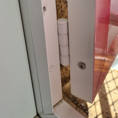 ציר תריס לבן עם מסגרת מתכתית