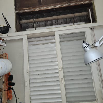 תריסים וחלון עם מנורה וכלים