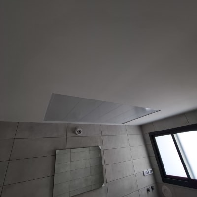 תקרת גבס עם פתח אוורור בחדר אמבטיה