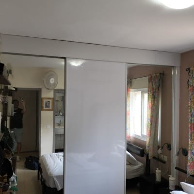 ארון בגדים עם דלתות הזזה בחדר שינה