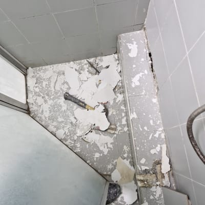 רצפה עם שברי טיח וכלי עבודה לשיפוץ