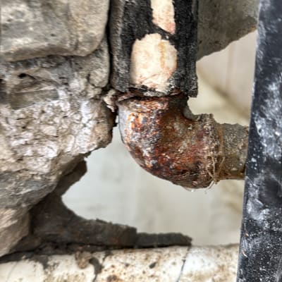 צינור חלוד עם נזילה בקיר