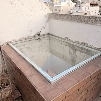 חלון זכוכית על גג עם קירות לבנים