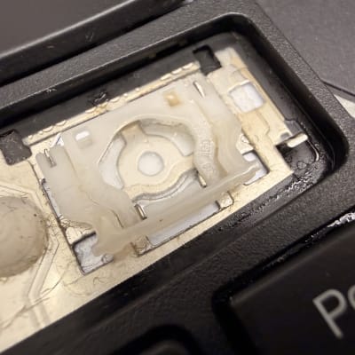 מקלדת מחשב עם מקש חסר ותושבת פלסטיק חשופה