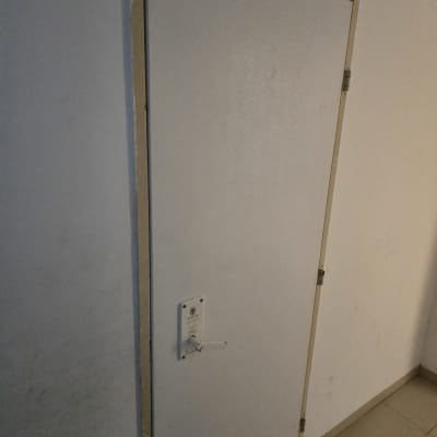 דלת עם מנעול ידית מתכתית