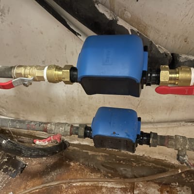 שסתומים כחולים ואדומים על צינורות מתכת