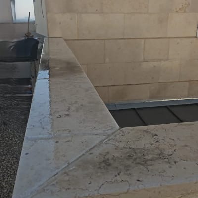 משטח אבן עם סימני איטום ונוזלים