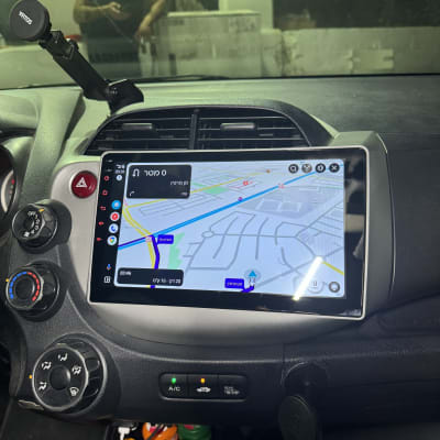 מערכת ניווט ברכב עם מסך מגע ומעמד לטלפון