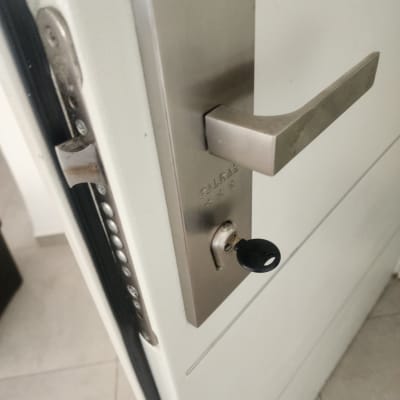 מנעול דלת עם מפתח בפנים