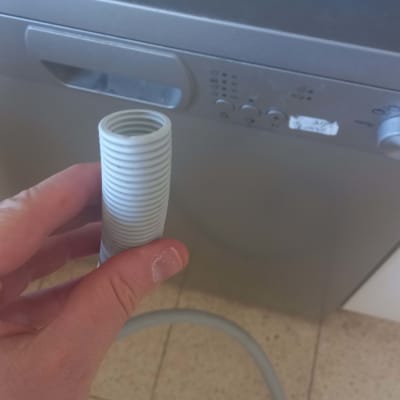 צינור פלסטיק ליד מדיח כלים במטבח