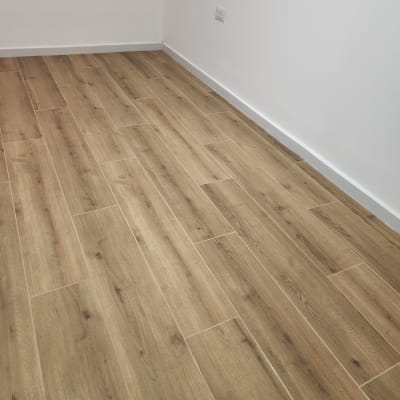 רצפת עץ נקייה ומבריקה ללא כתמים או לכלוך