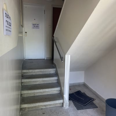 קיר צבוע בצבע טרי עם שלט אזהרה