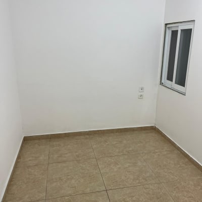 רצפה נקייה עם אריחים בחדר ריק