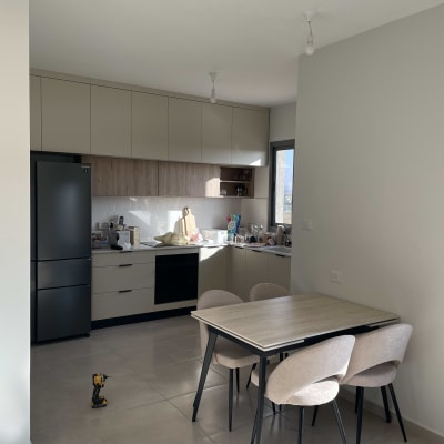 מטבח עם שולחן וכיסאות, מקדחה על הרצפה