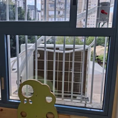 חלון עם זכוכית שקופה ומסגרת אלומיניום וסורגים