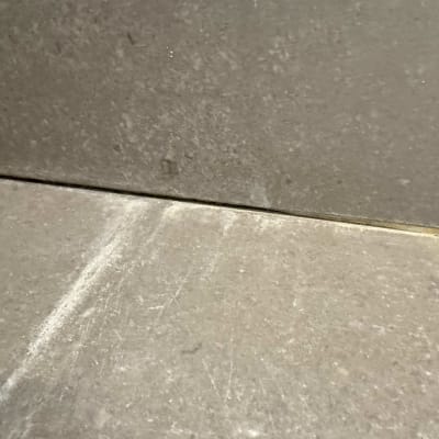 רצפה עם קו חיבור בין אריחים