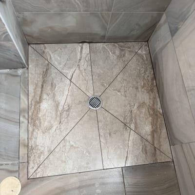 ריצוף חדש במקלחת עם ניקוז מרכזי