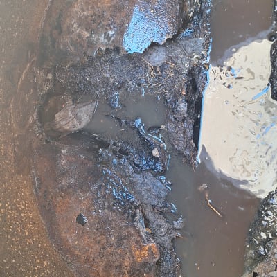 תא איסוף בוצה עם מים ולכלוך